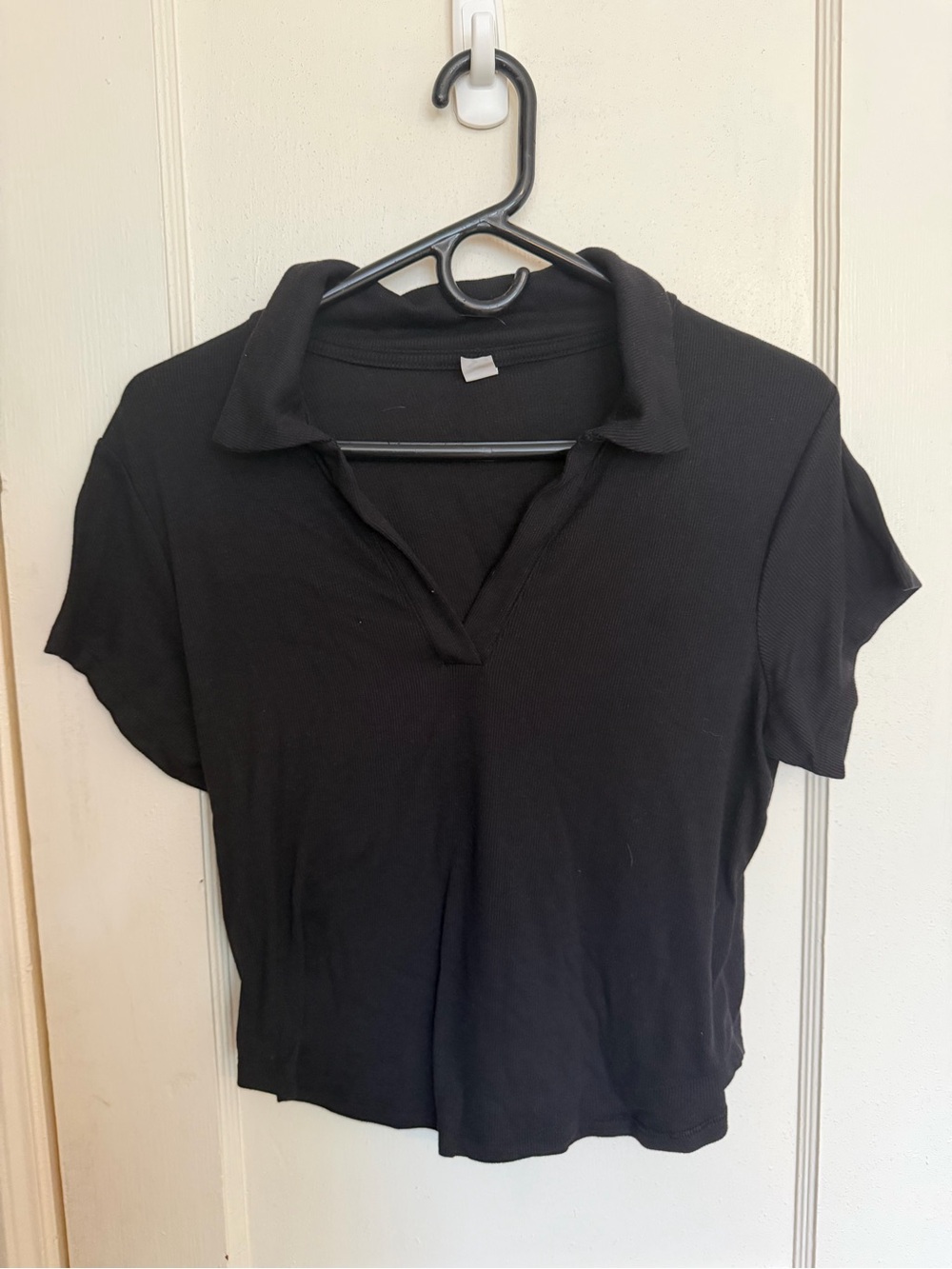 Old Navy Women’s Black Polo Collar Short Sleeve Crop Top. Great condition. L